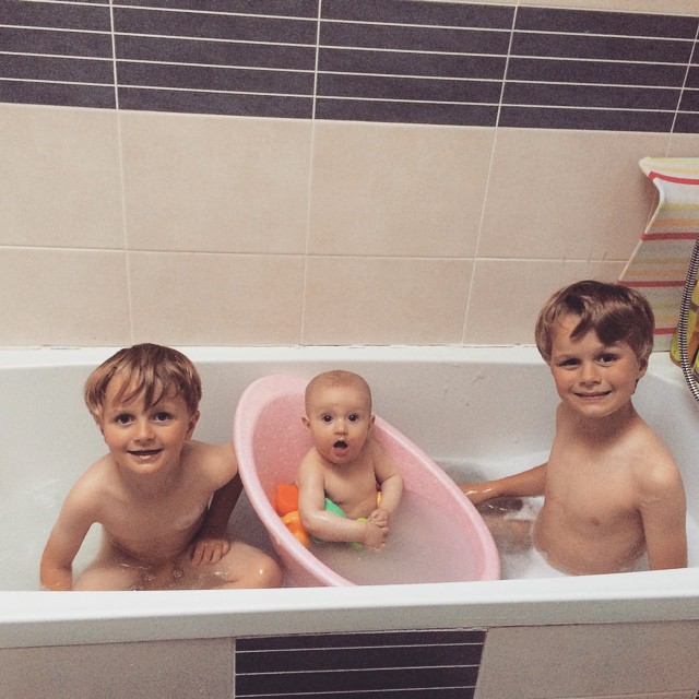 Love the schnuggle bath, Ava is safe from her brothers…